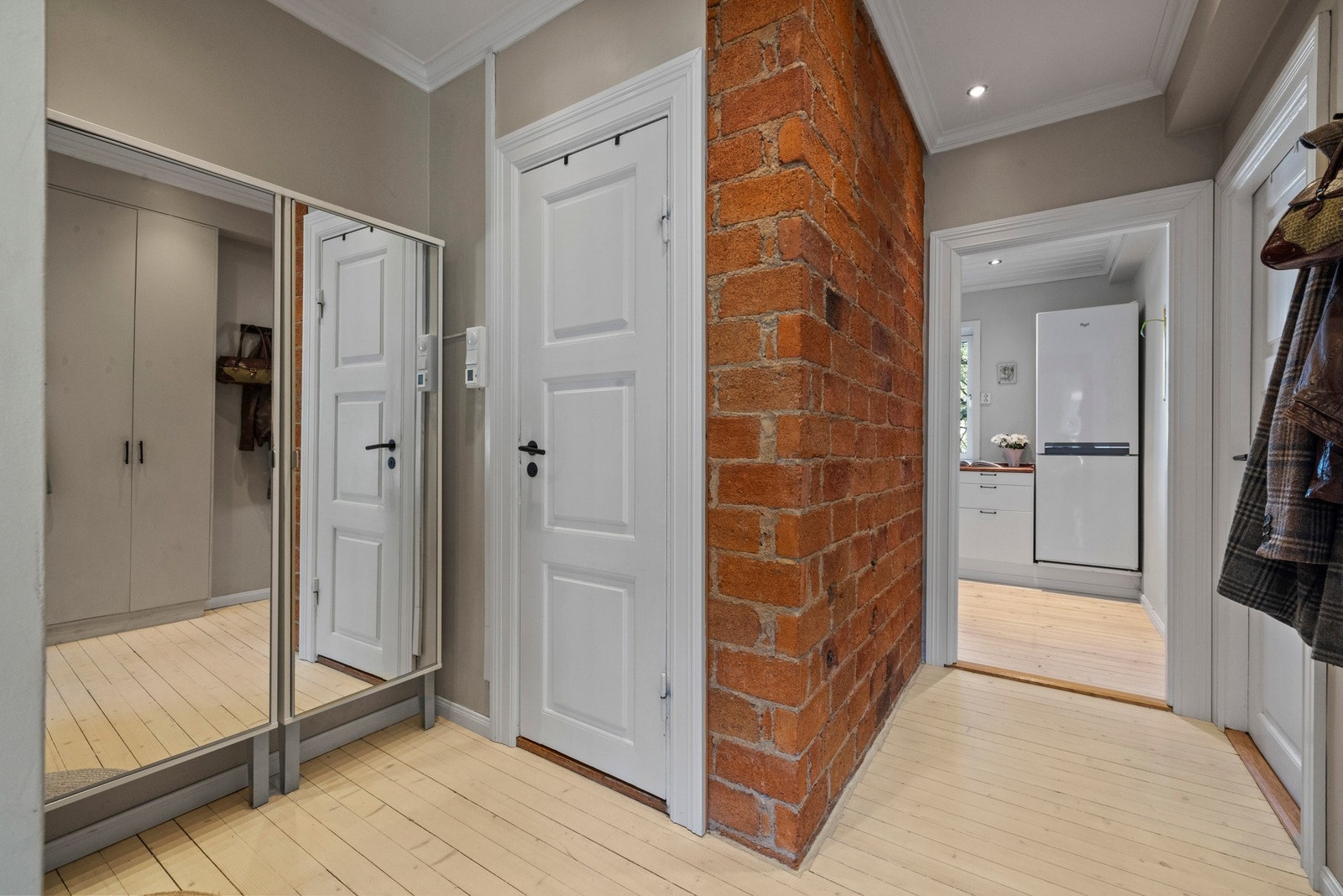 Leiligheten har en praktisk, lys og innbydende éntre som gir et svært godt førsteinntrykk. Galleribilde