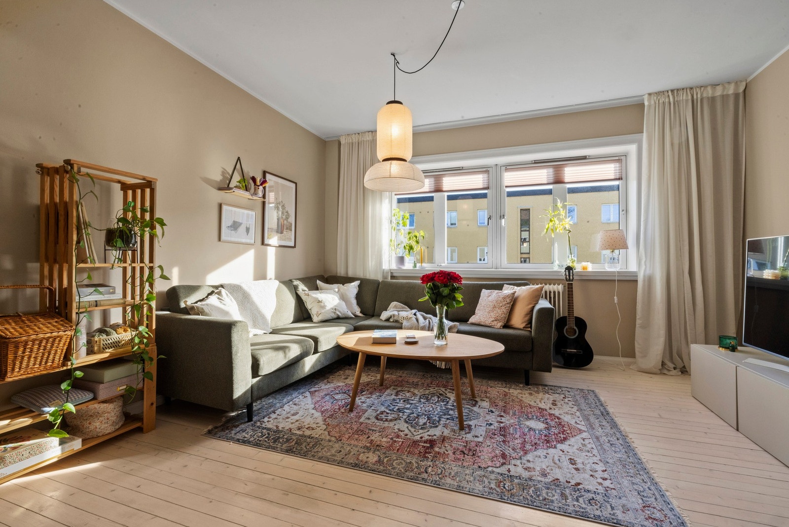 Stuen er leilighetens naturlige samlingspunkt. Her har du god plass til både sofa- og spisegruppe. Rommet har behagelig takhøyde på 2,60m Galleribilde