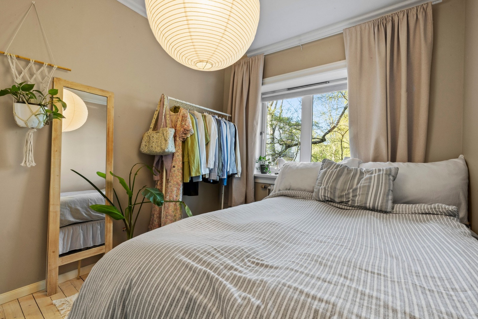 Rommet vender rolig til skjermede fellesarealer. Med samme gjennomgående gode standard med lyse tregulv og malte flater gir det et godt helhetsinntrykk. Galleribilde