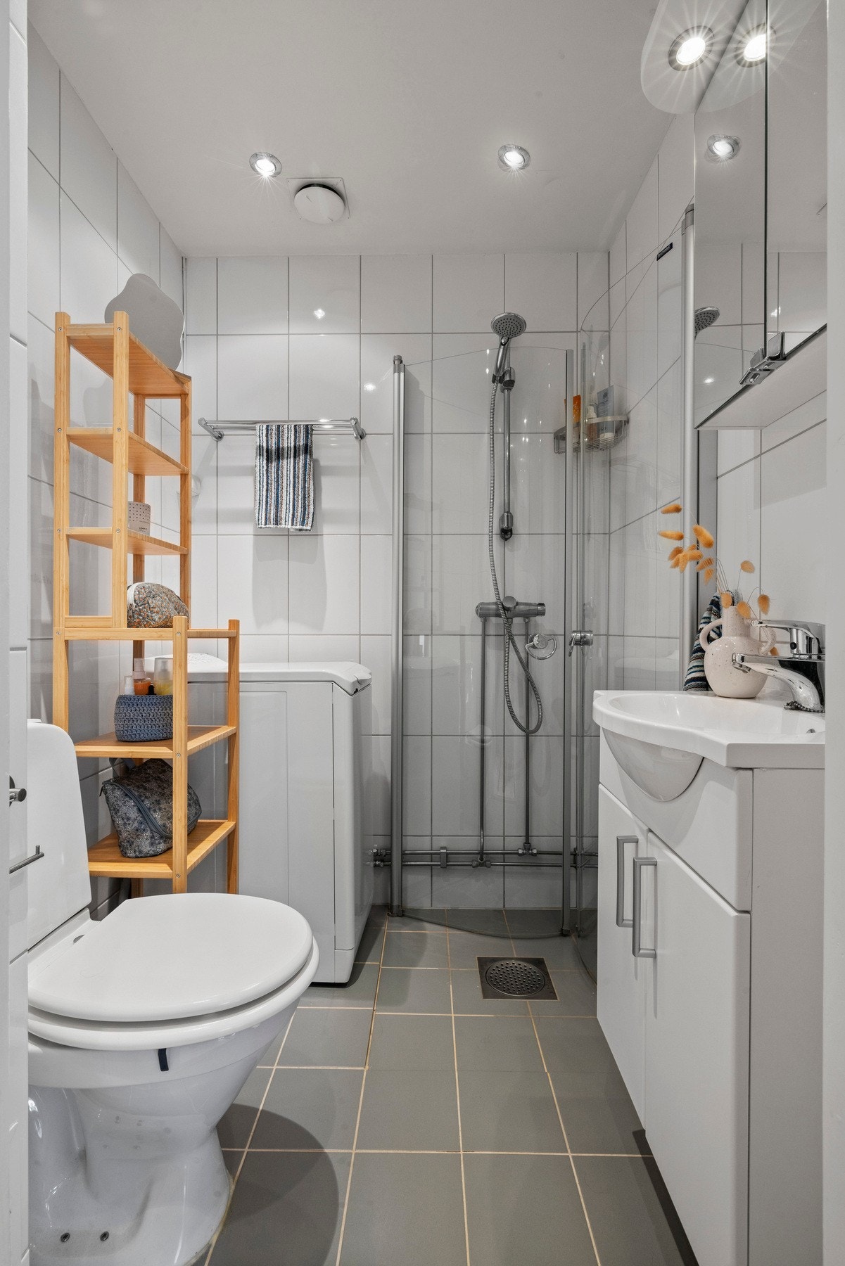 Badet består av gulvfliser med varmekabler, hvite veggfliser og downlights i himling. Galleribilde