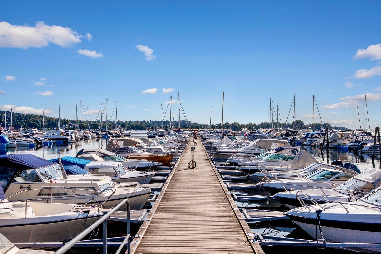 En kort rusletur fra boligen ligger Rosanes båthavn. Galleribilde