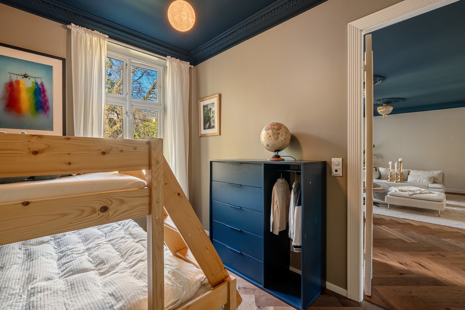 Her er det god plass til ønsket møblering av seng, skap, skrivebord, kommode m.m. Galleribilde