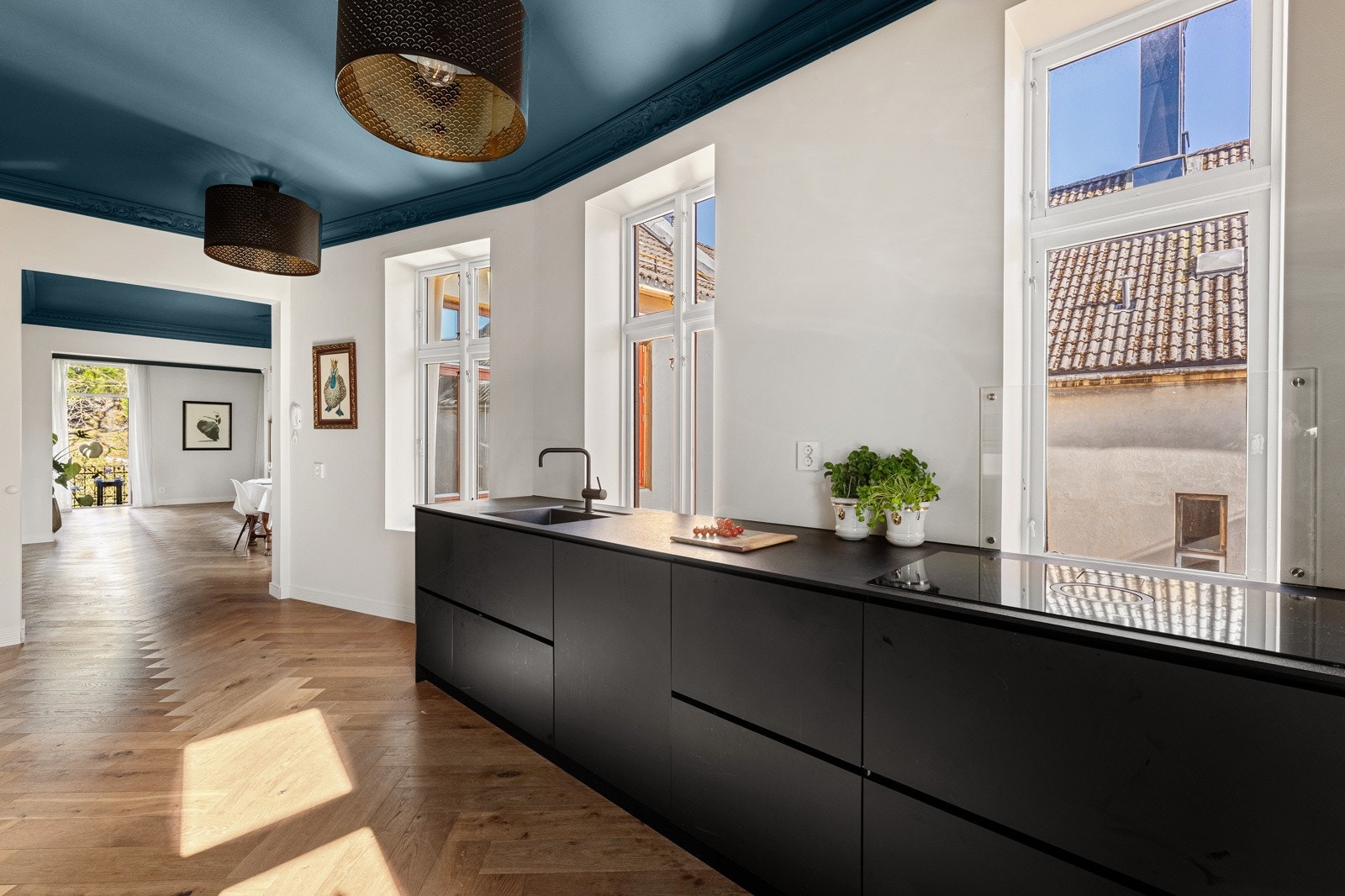 Leiligheten har et stort og lekkert kjøkken fra Kvik. Galleribilde