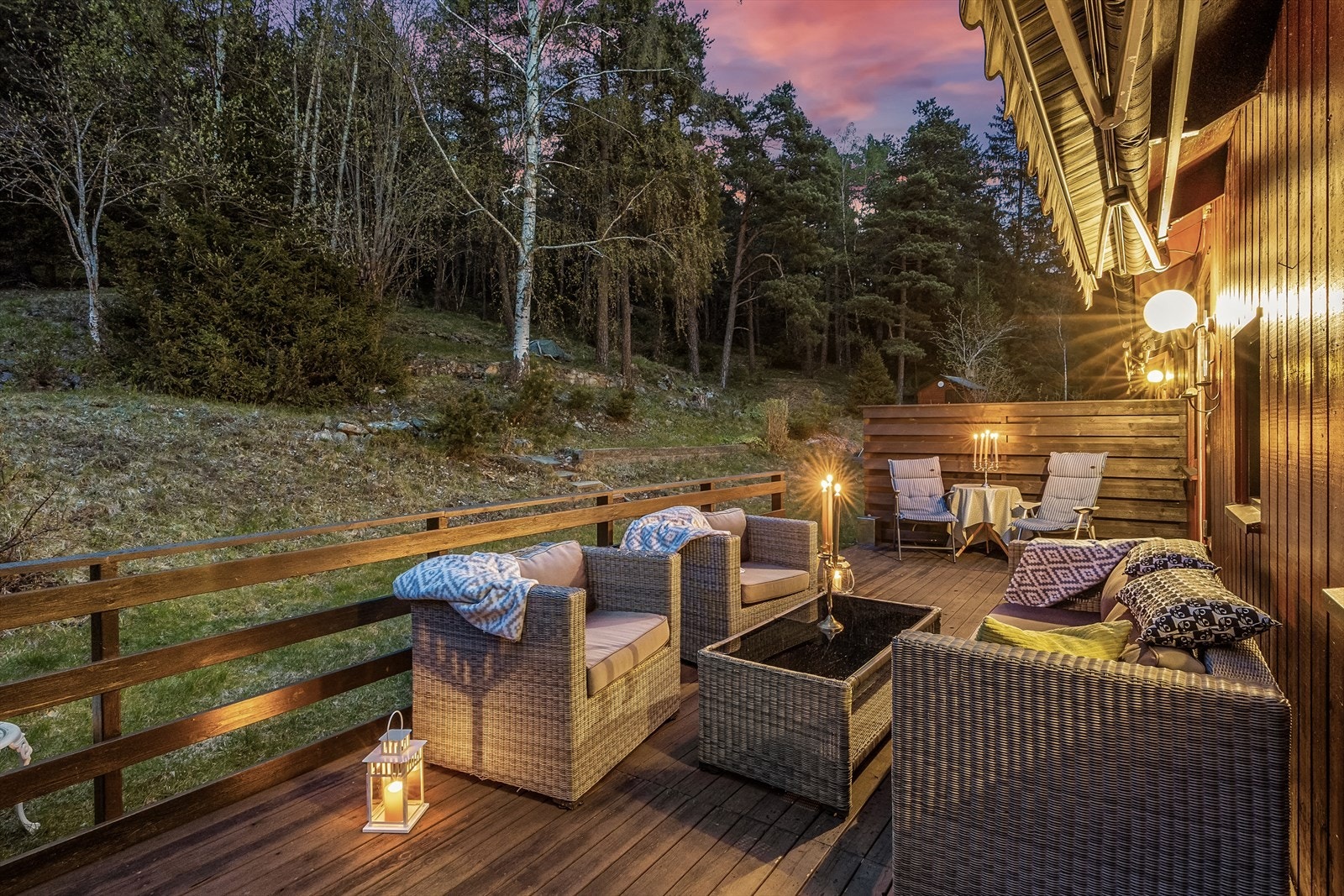 Her bor du superidyllisk til med marka som nærmeste nabo.
Fra stuen har du direkte utgang til en herlig nordvestvendt markterrasse på ca. 24 m², hvor du kan nyte solfylte ettermiddager og lune sommerkvelder. Galleribilde