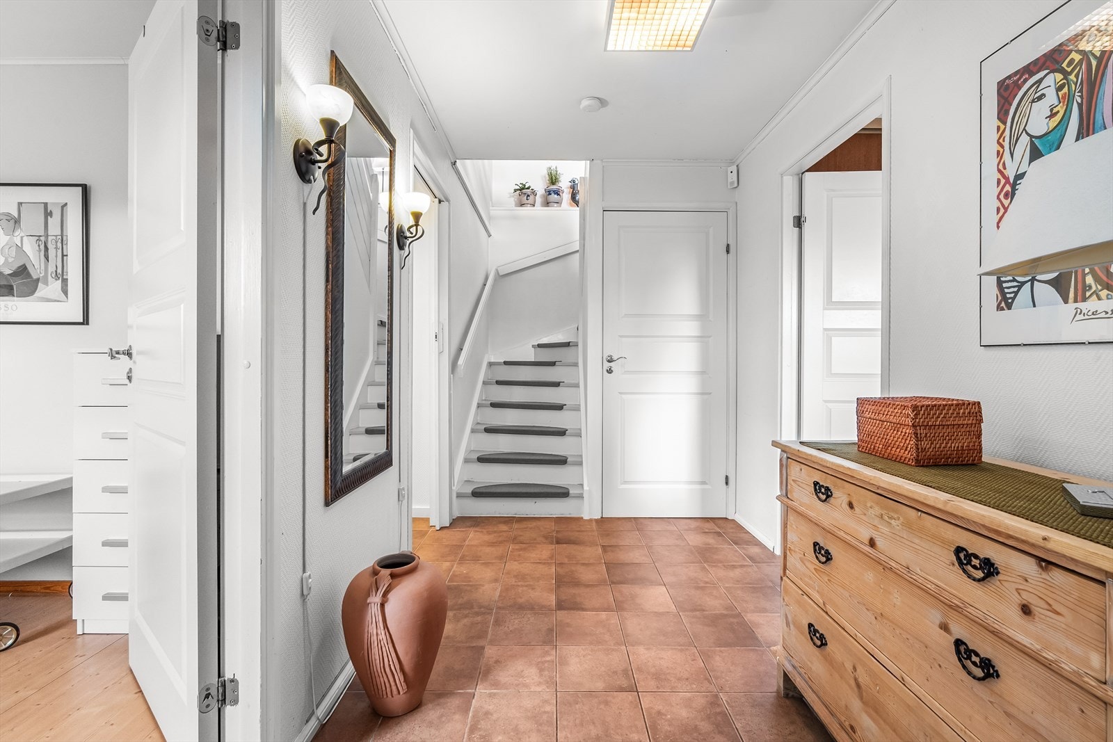 Inngangen til huset finner du i u.etg. Galleribilde