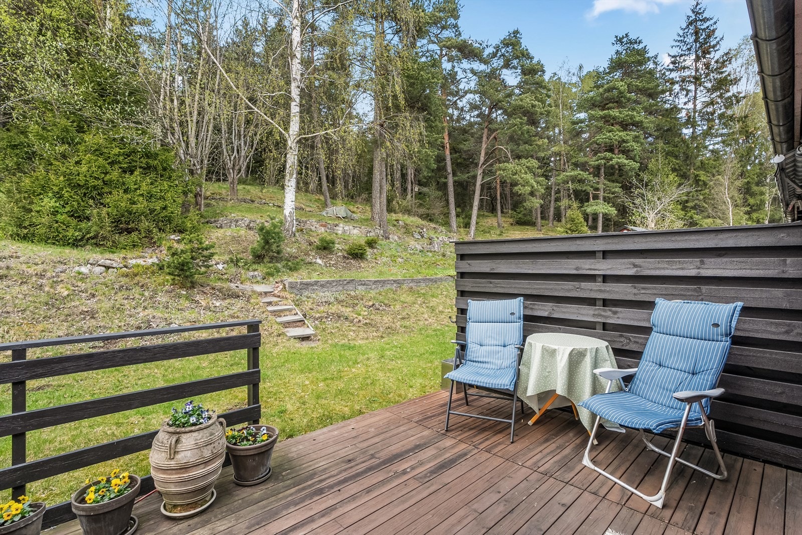 Fra terrassen får du en direkte adkomst til Lillomarka med sine flotte turstier. Fantastisk for barn å vokse opp med en slik beliggenhet. Galleribilde