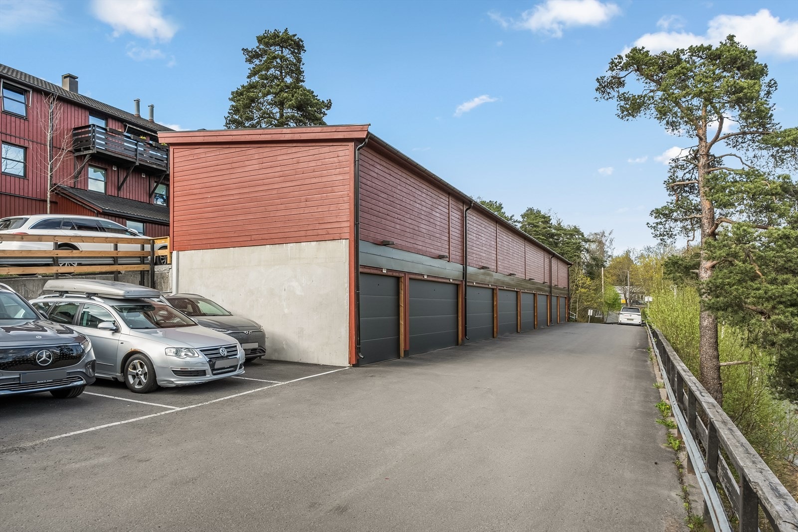 1 stk. garasjeplass med elbillader, rehabilitert 2024 medfølger rekkehuset. Galleribilde