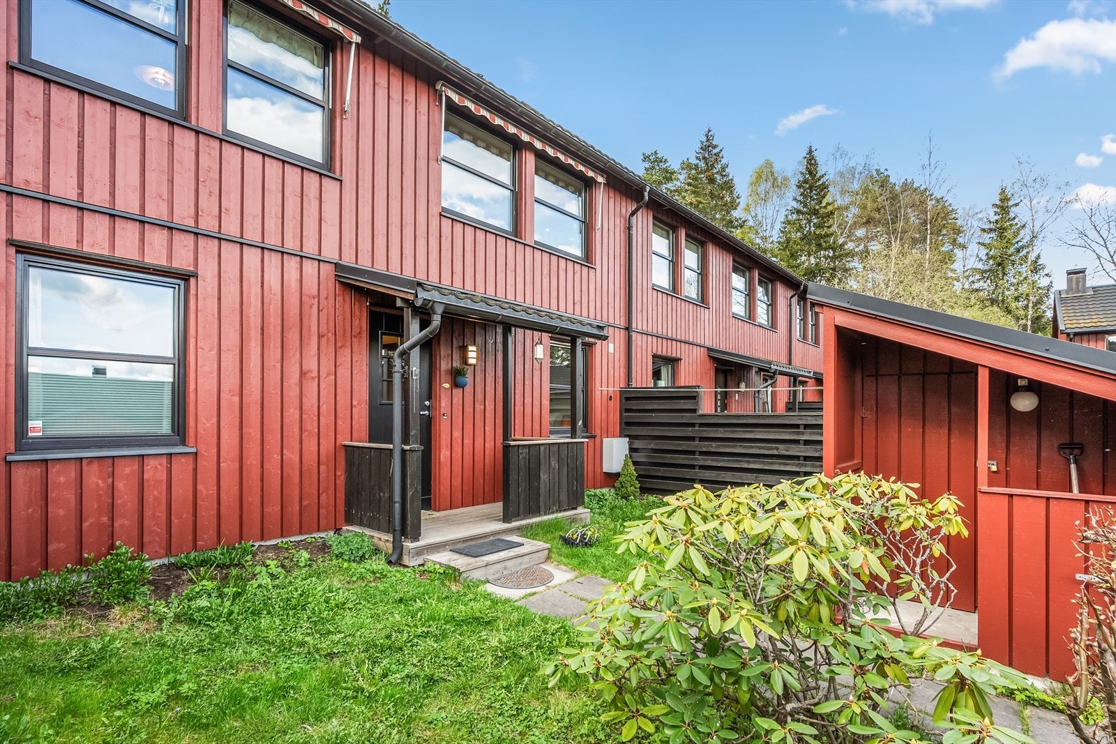 I tillegg til den nyIige rehabiliteringen på fremsiden av huset ble det i 1996 lagt nye tak, også det i regi av borettslaget. Galleribilde
