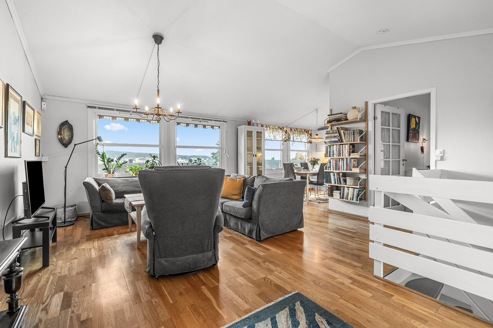 La oss ta en titt inn igjen. Stuen er lys og luftig med store vindusflater som sørger for rikelig med innslipp av naturlig lys. I tillegg er rekkehuset gjennomgående med lysinnslipp fra begge ender. Galleribilde