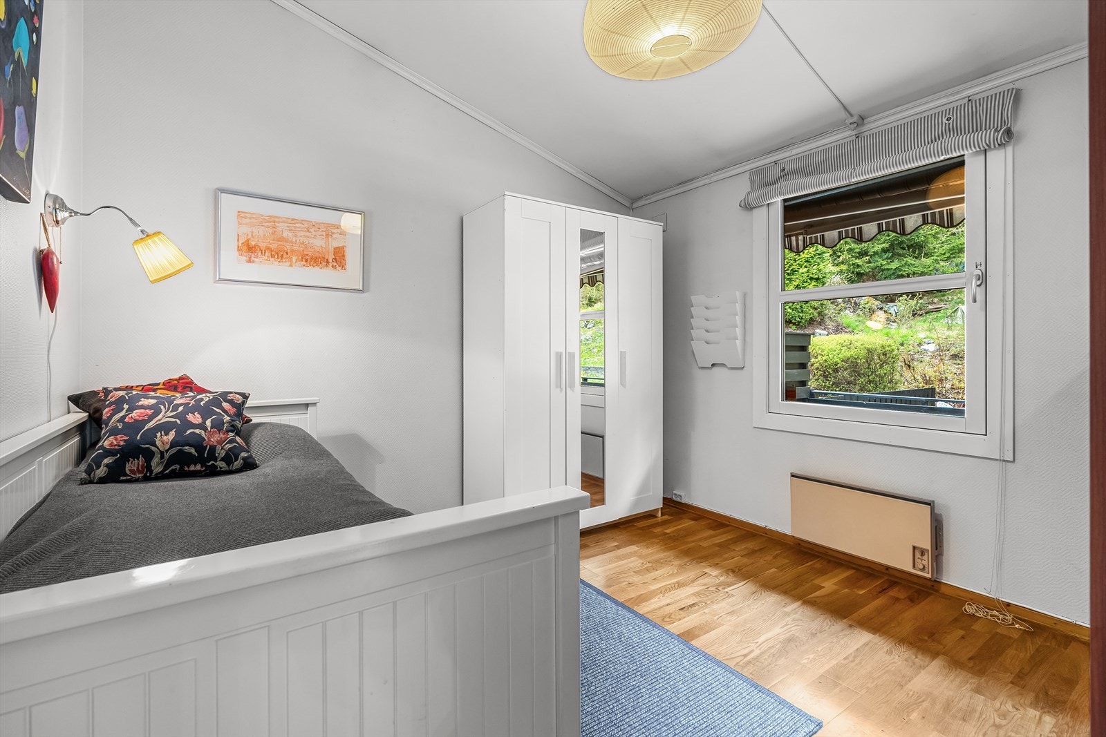 I 1. etasje/hovedetasjen er det et romslig soverom som er godt tilpasset med plass til både dobbeltseng og nattbord. Galleribilde