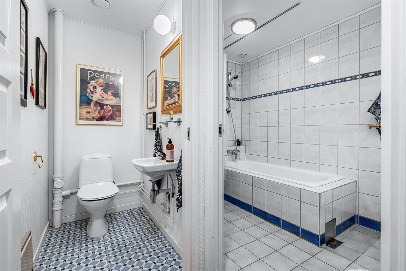 I tilknytning til badet er det et praktisk toalettrom med flislagt gulv og malte plater på veggene. Det er fint mulig å slå disse rommene sammen til et stort baderom ved en eventuell oppussing. Galleribilde