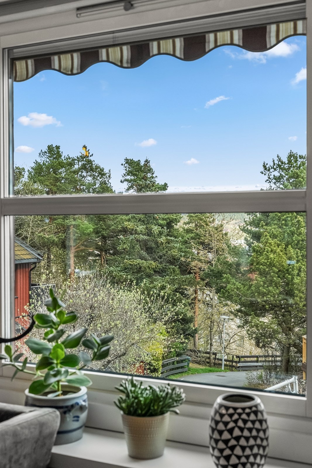 Rekkehuset ligger fritt og fint til, uten innsyn. Galleribilde