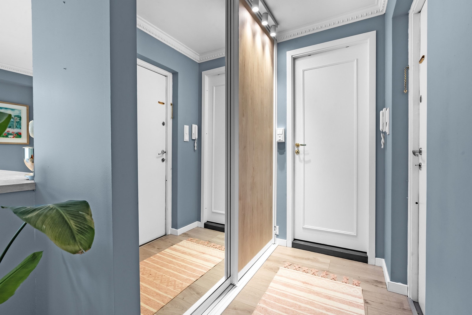 Entre med skyvedørsgarderobe som er perfekt til oppbevaring av yttertøy og annet, samt har callinganlegg. Galleribilde
