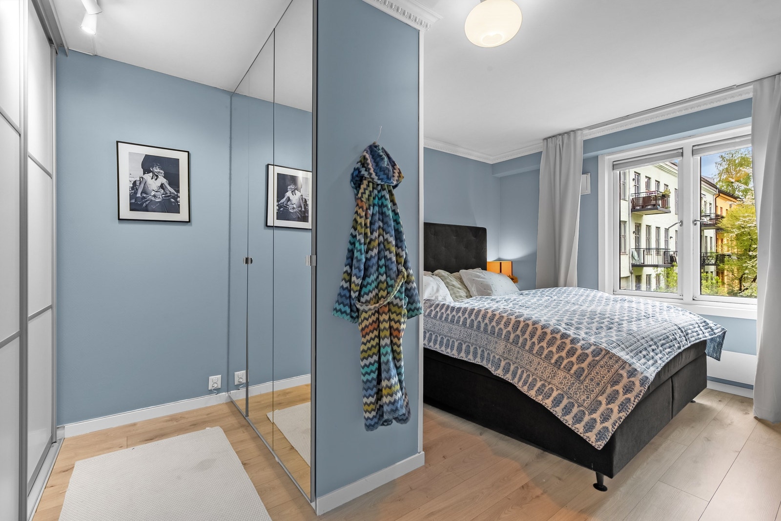 Walk in garderobeskap og skyvedørsgarderobe på hovedsoverommet som er perfekt til oppbevaring. Galleribilde
