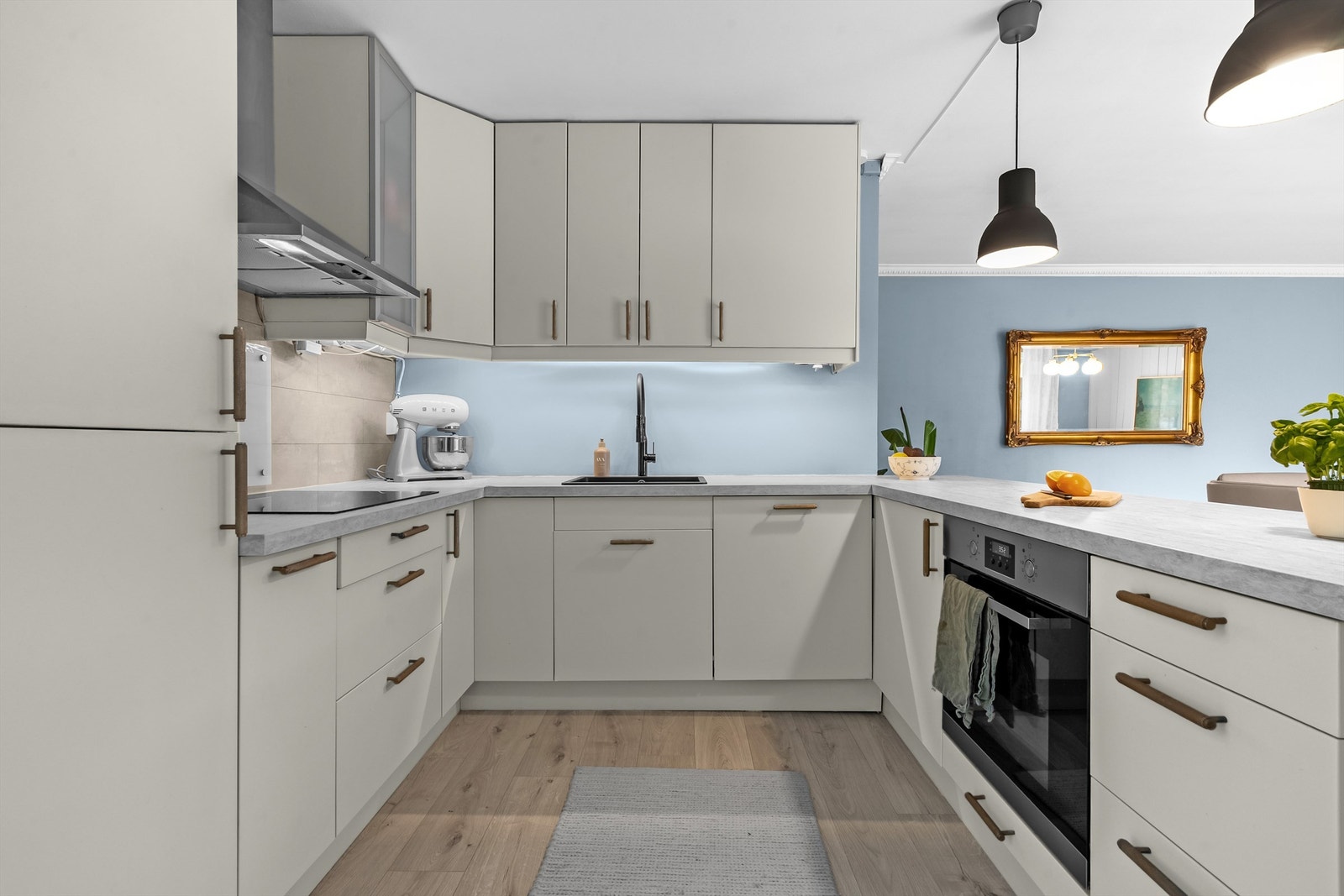 Benkeplatene er av slitesterkt laminat, og den nedsenkede oppvaskkummen i komposittmateriale er utstyrt med ettgreps armatur med uttrekk- og spylefunksjon. Galleribilde