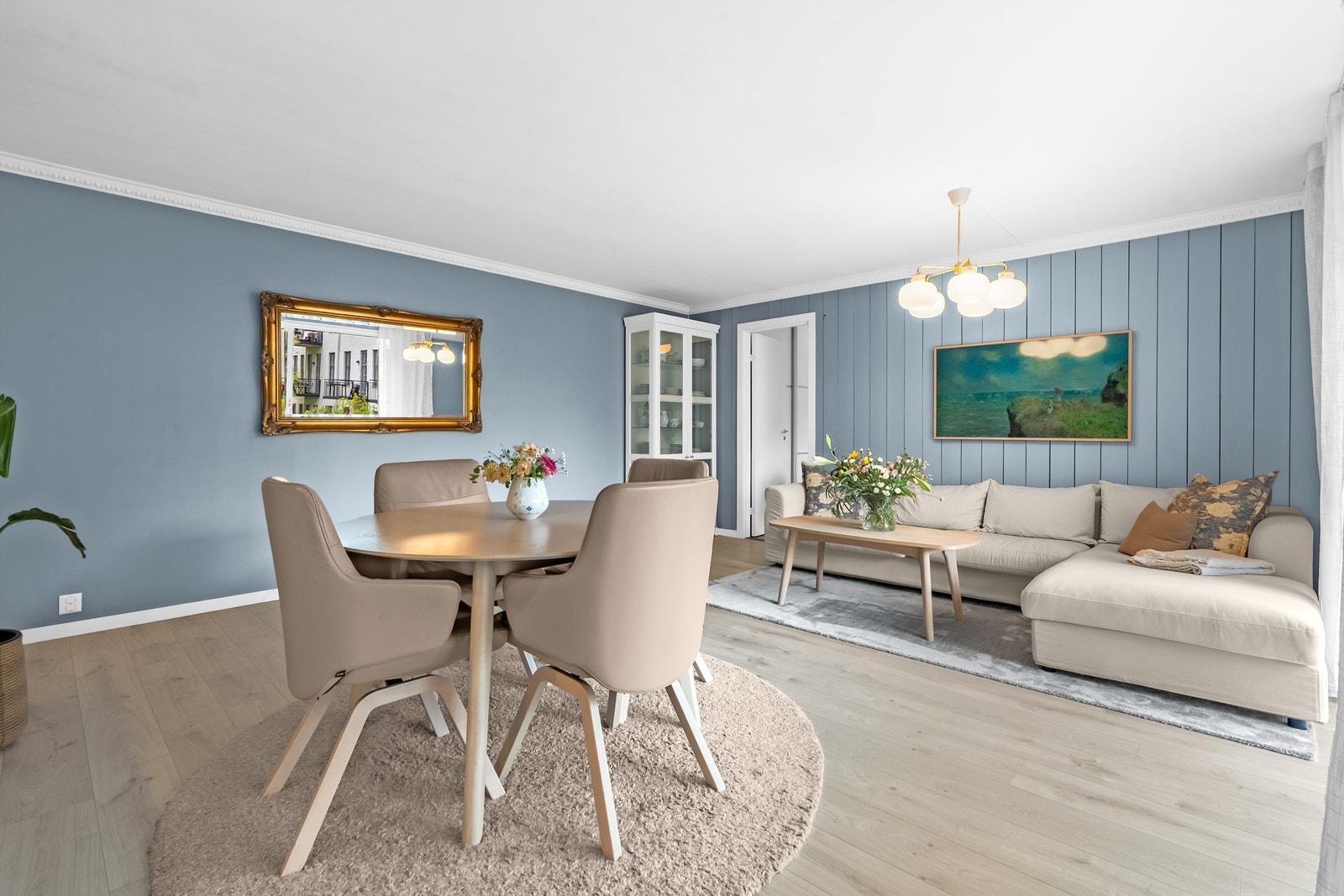 Det er plass til å innrede med både sofa- og spisemøblement. Galleribilde