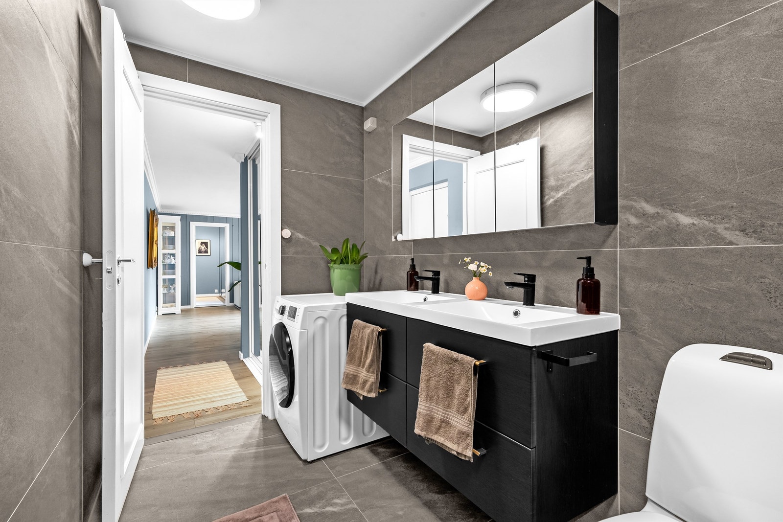 Badet har blitt modernisert med flis på flis og oppdatert baderomsinnredning, og har opplegg for vaskemaskin. Galleribilde