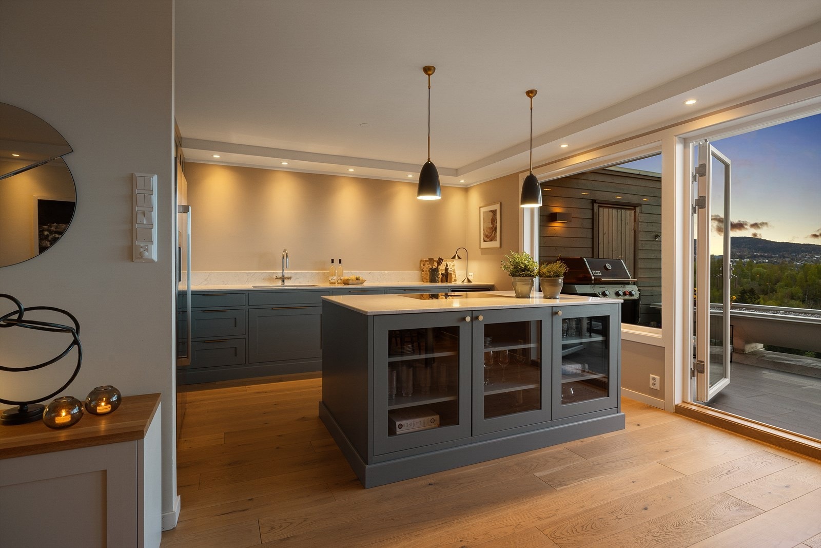 Leiligheten er vesentlig oppgradert i senere år, med bl.a. nytt plassbygget kjøkken med kvalitetshvitevarer, ny en-stavs parkett i hele leiligheten, sparklet og malt alle overflater, plassbyggede garderobeskap m.m. Galleribilde