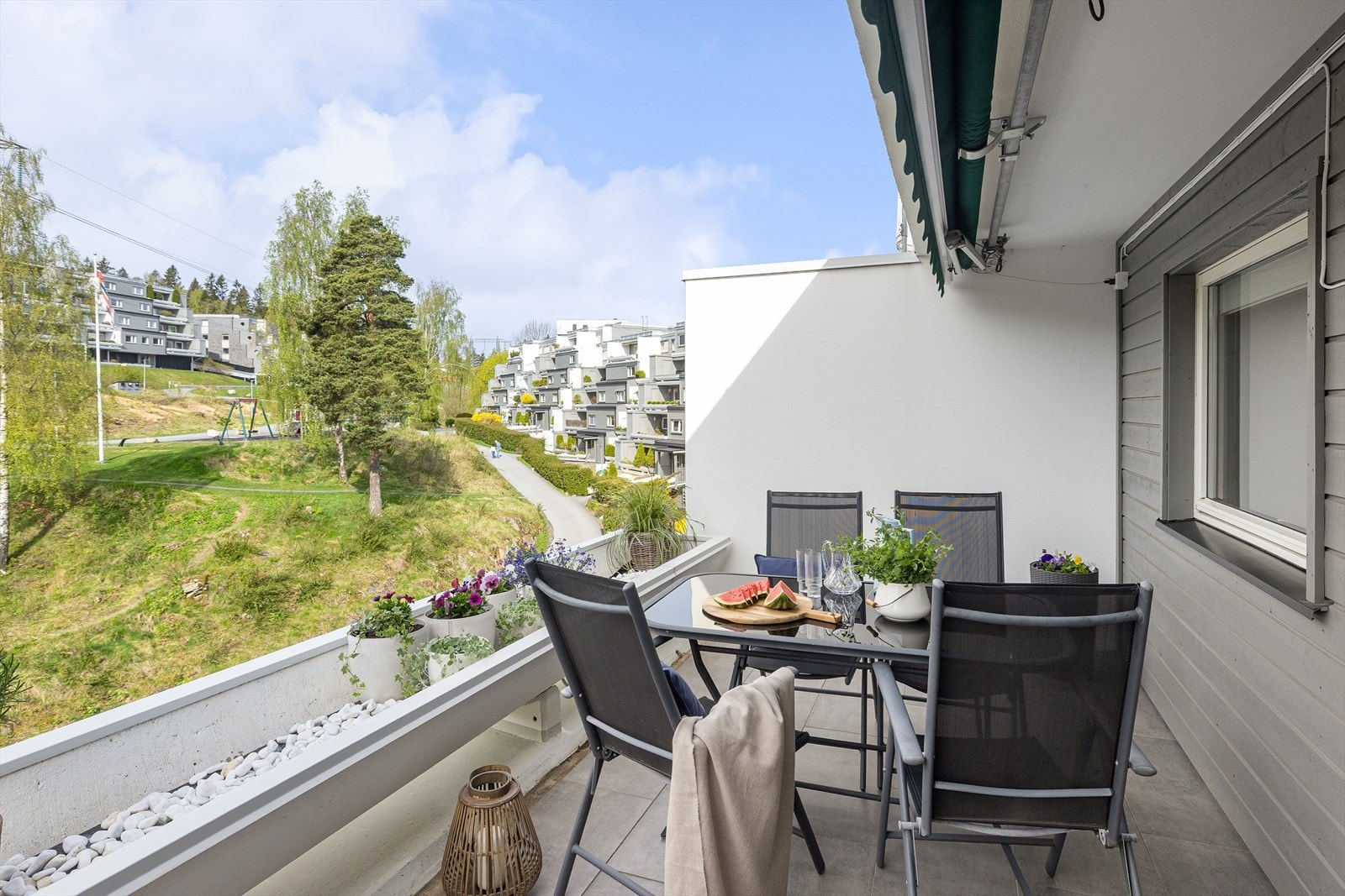 Tilbaketrukket og stor terrasse på ca. 16 kvm, med flott utsyn over sameiets grøntområder Galleribilde