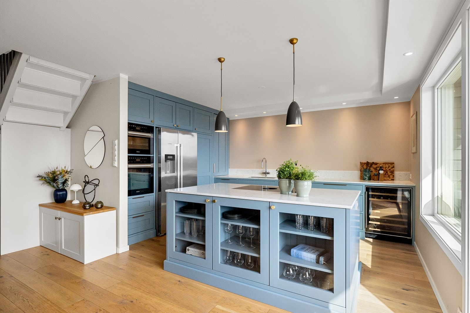 Stort kjøkken i åpen løsning mot spisestue/stue. Galleribilde