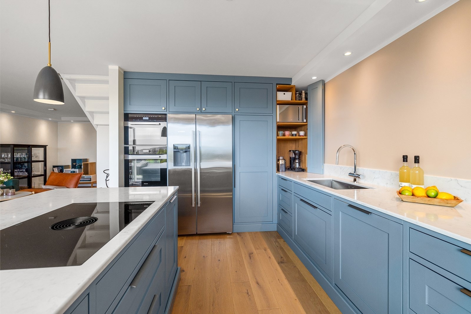 Kjøkkenet er designet og innredet med tanke på funksjonalitet, og er et meget hyggelig oppholdsrom, samt et naturlig samlingspunkt i leiligheten Galleribilde