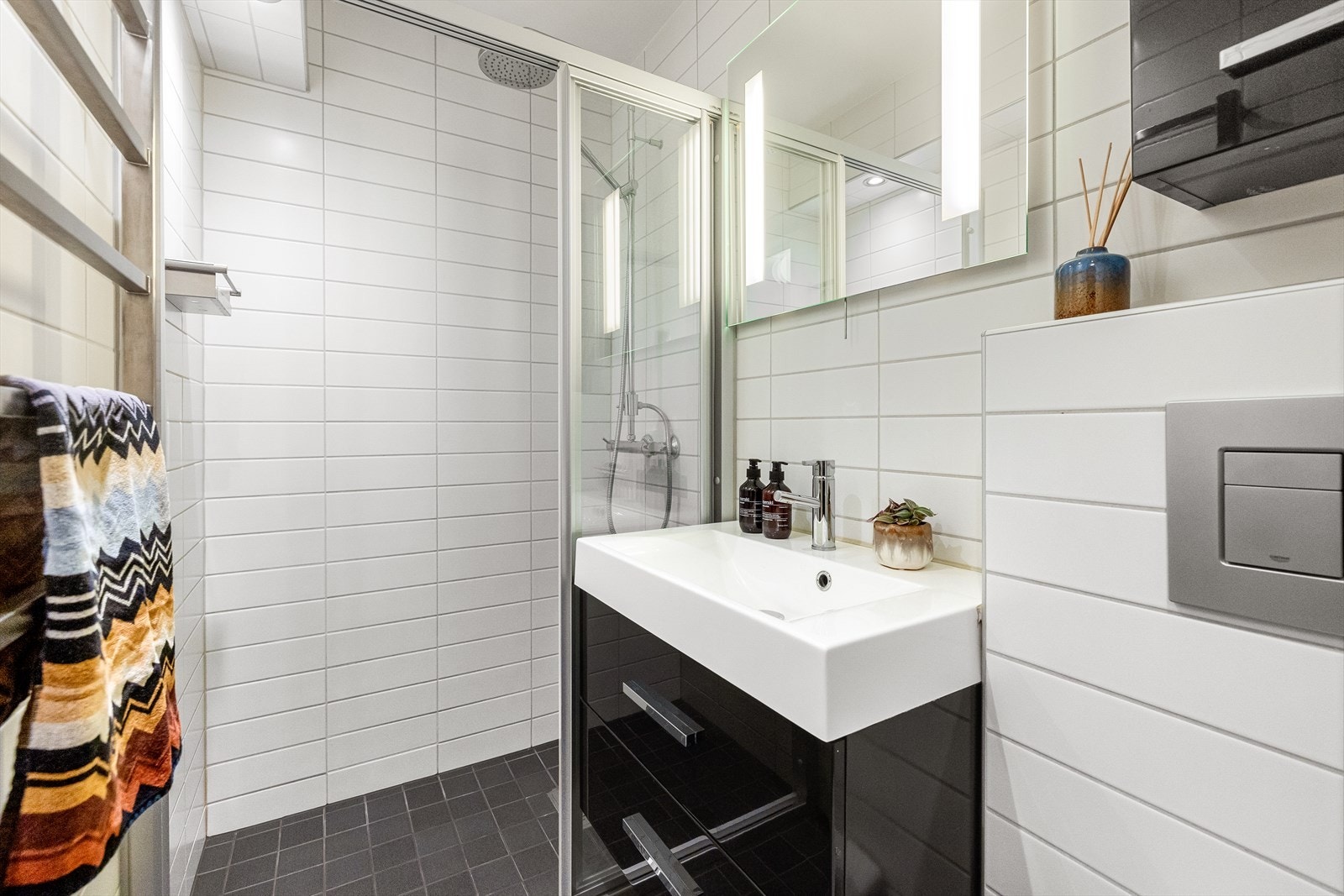 Leiligheten har to komplette bad, ett i hver etasje Galleribilde