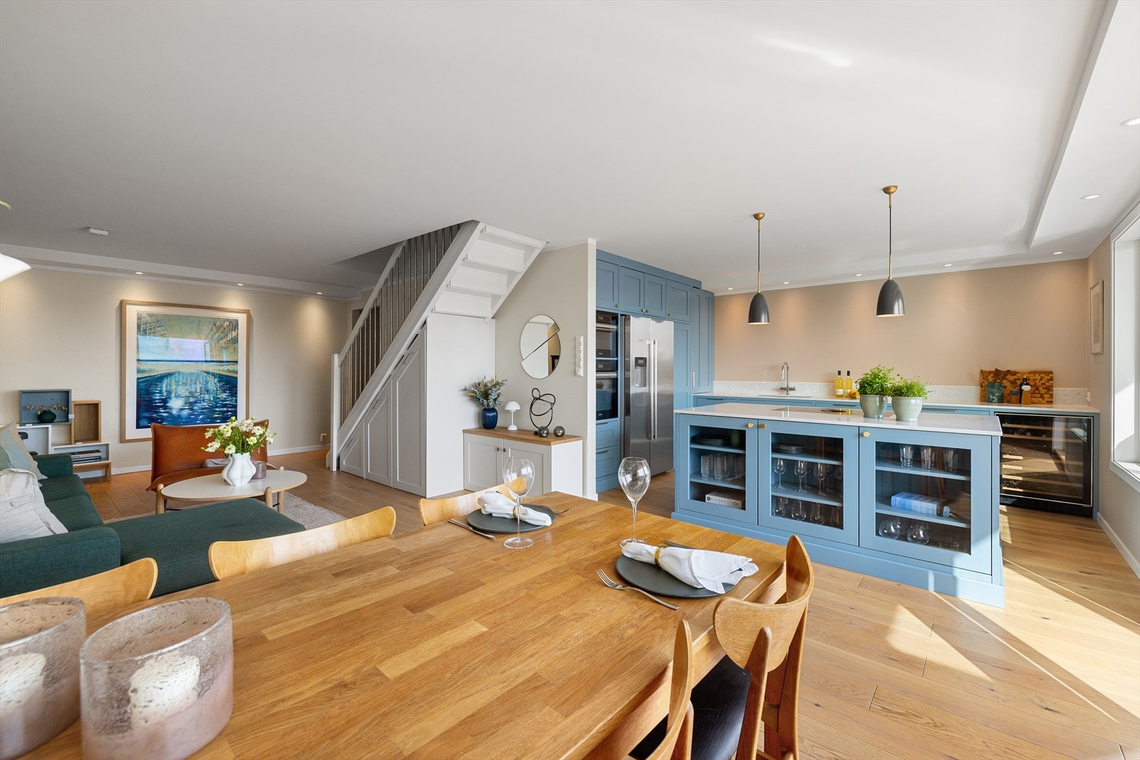 Lyse malte flater, en-stavs parkett på gulv er gjennomgående Galleribilde