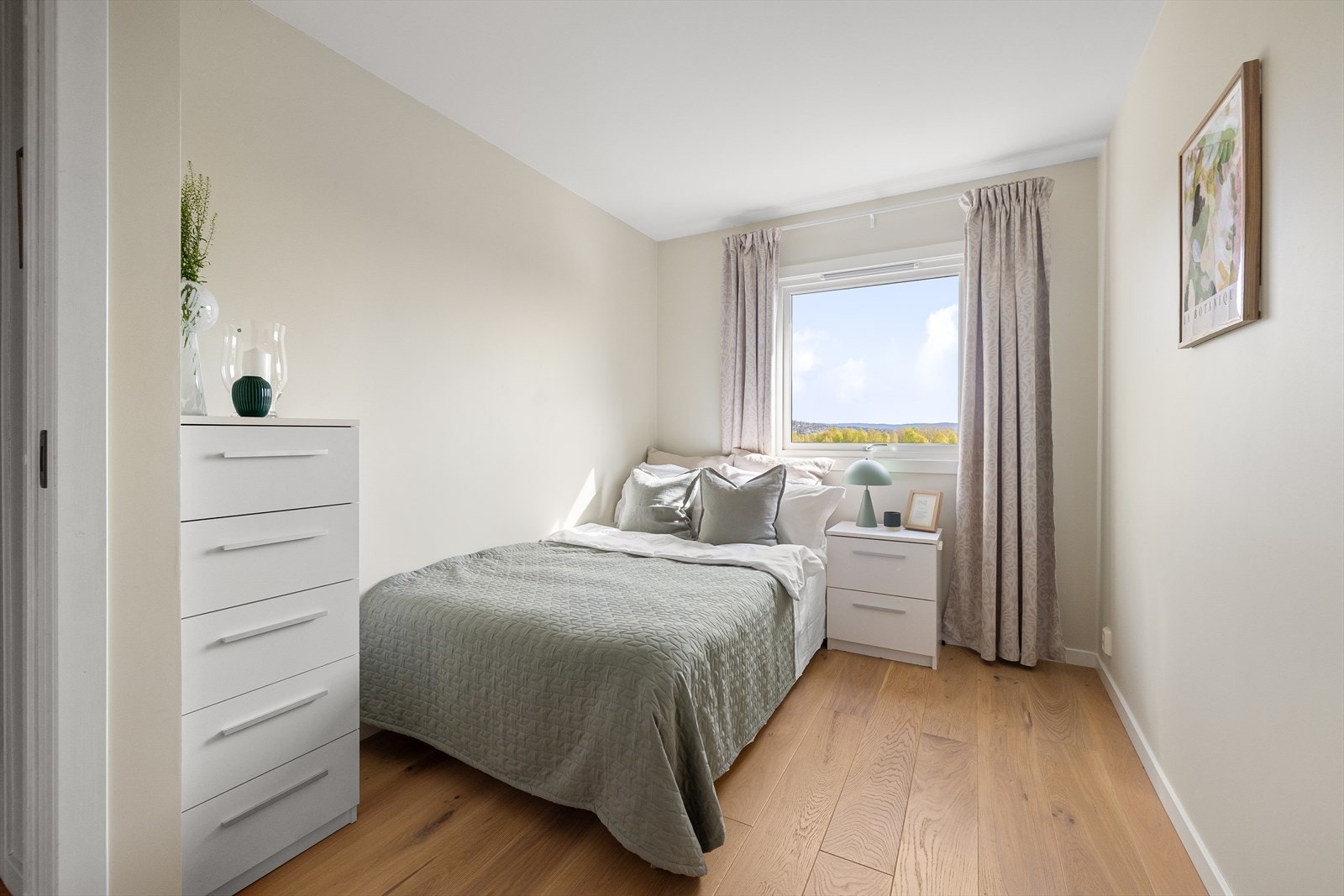 Soverom 3 med god plass til seng, kommode, skrivebord e.l. Galleribilde