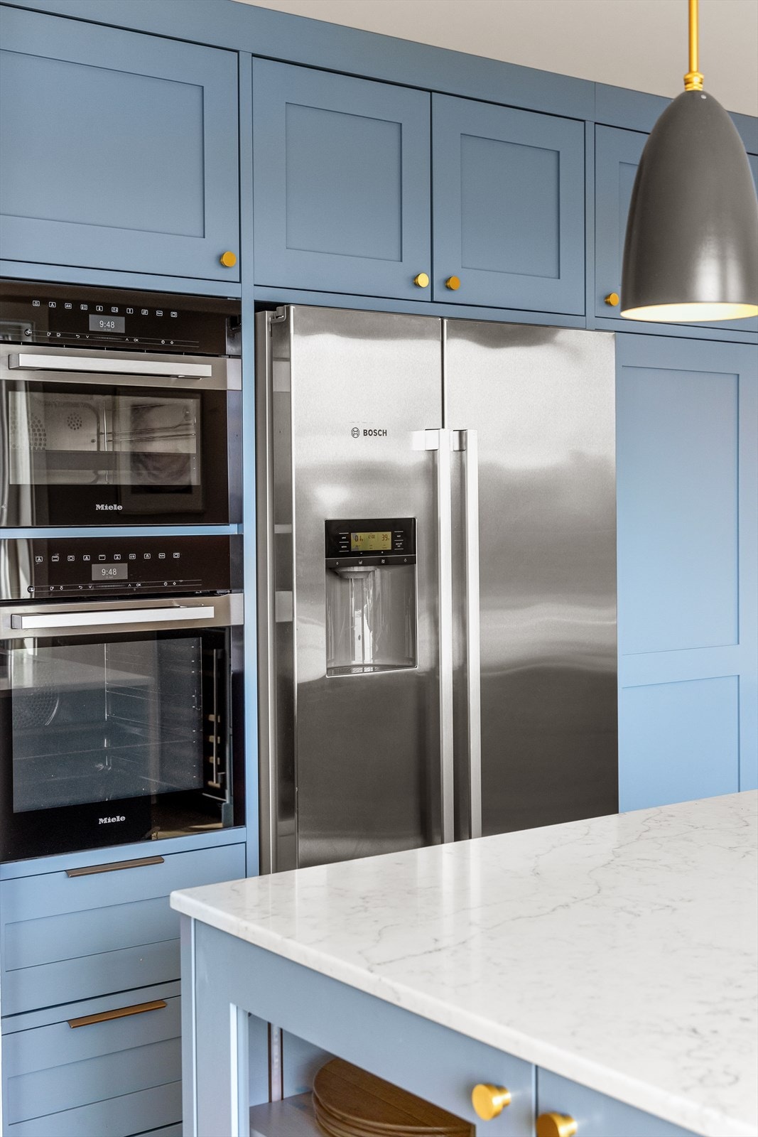 Kjøkkenet er rikelig utstyrt med integrerte hvitevarer, Bora platetopp med integrert vifte, Miele ovner, Bosch side-by-side kjøleskap, Siemens oppvaskmaskin og Temptech vinskap Galleribilde