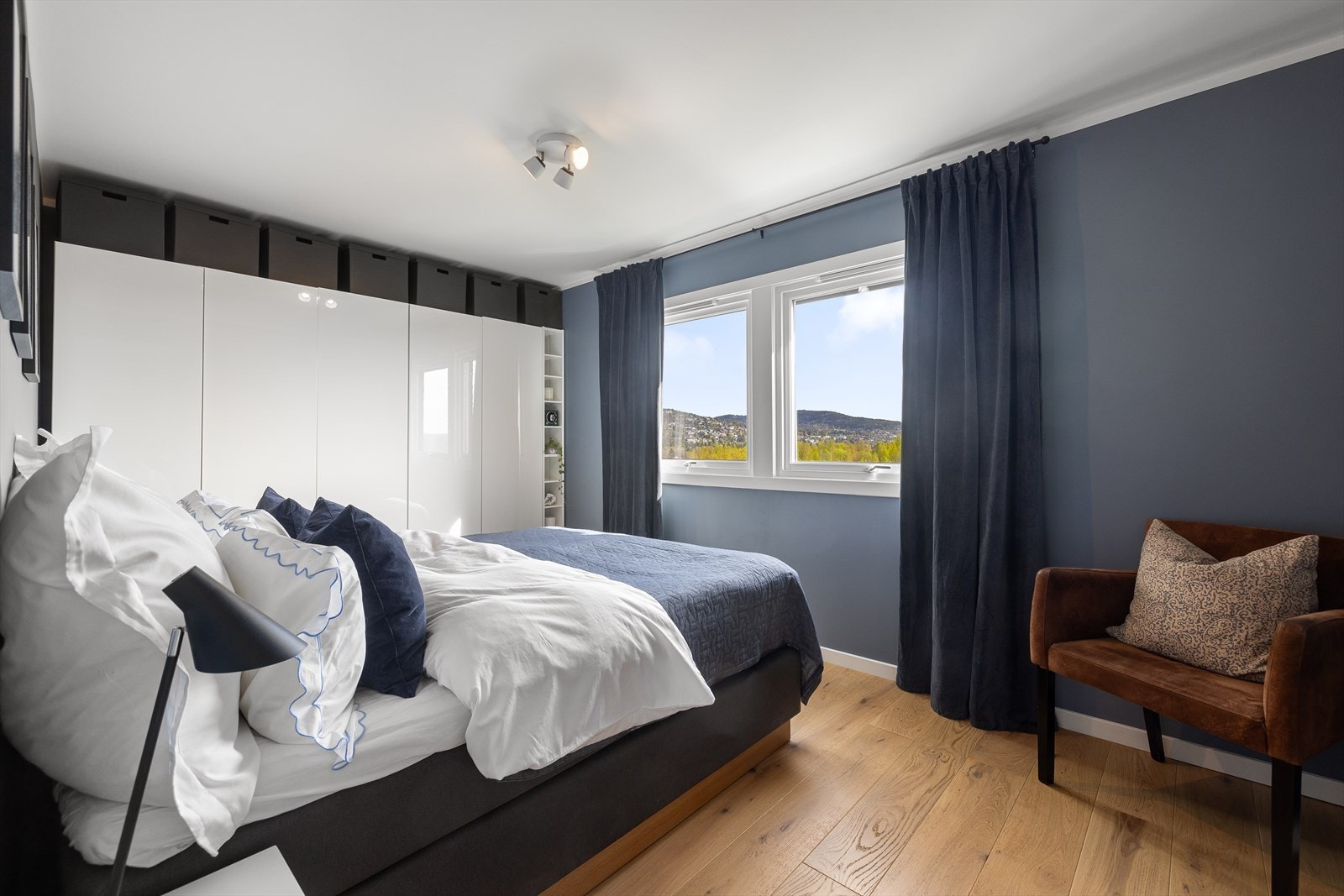 Leiligheten har 3 gode soverom. Hovedsoverom med nydelig utsikt fra sengen Galleribilde