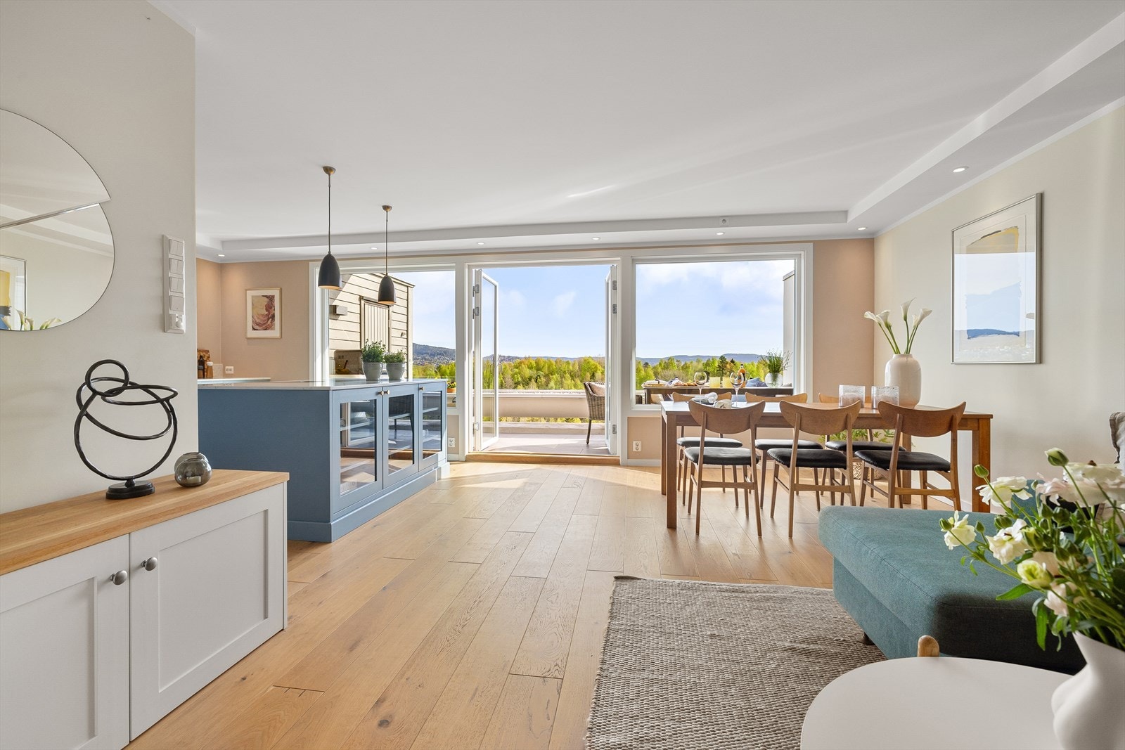 Leiligheten har store vindusflater som slipper inn godt med naturlig lys, og skaper en god atmosfære Galleribilde