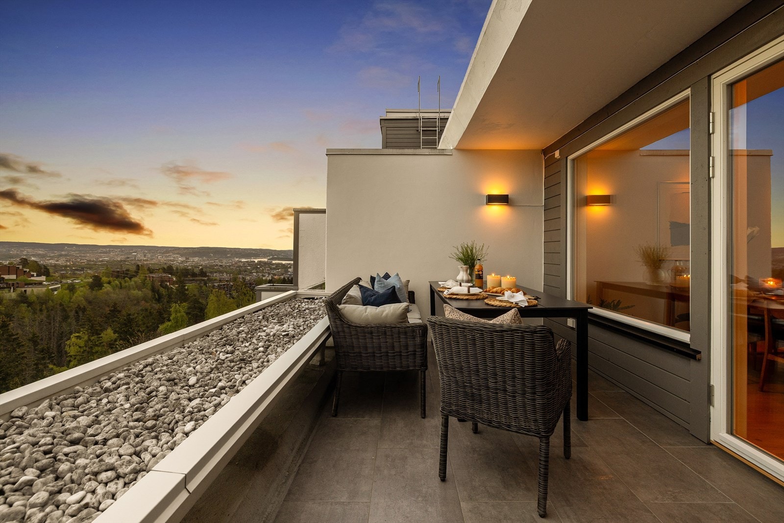 Utsikt fra Holmenkollen til sjøen Galleribilde