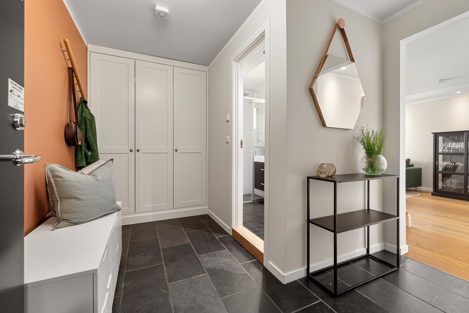 Lys og innbydende gang, innredet med plassbygget garderobeskap Artex Design Factory Galleribilde