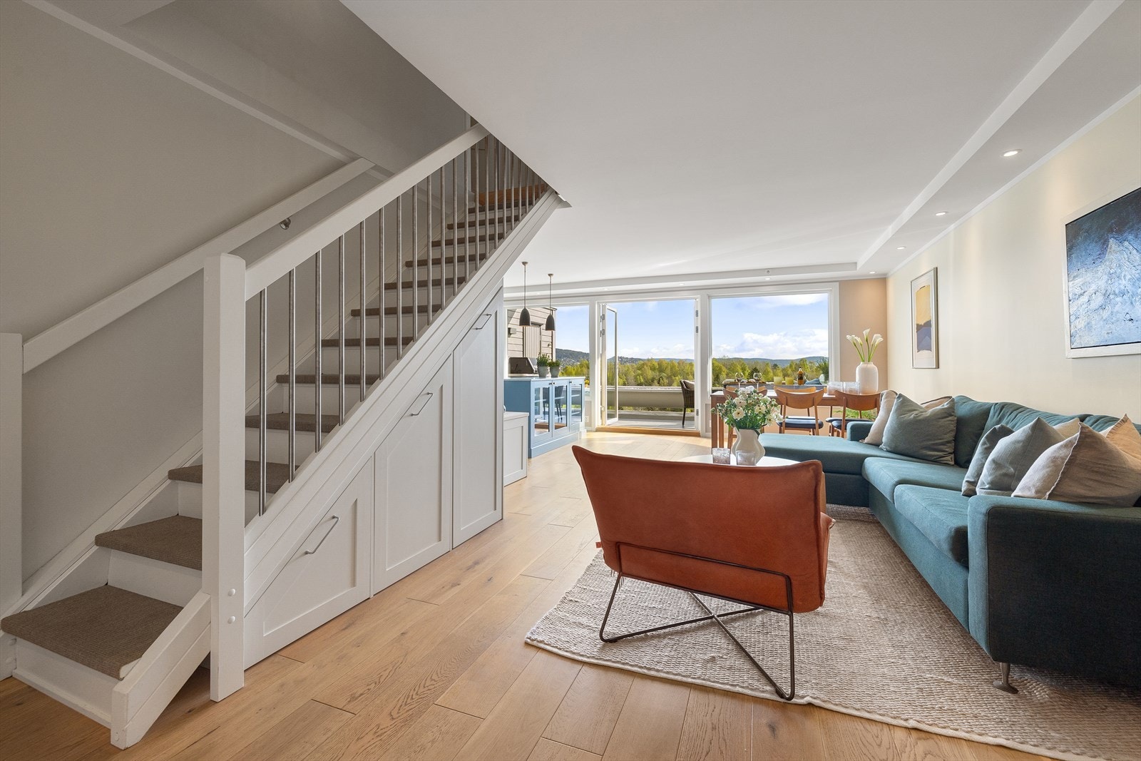 Lekkert plassbygget skap fra Artex Design Factory under trapp Galleribilde