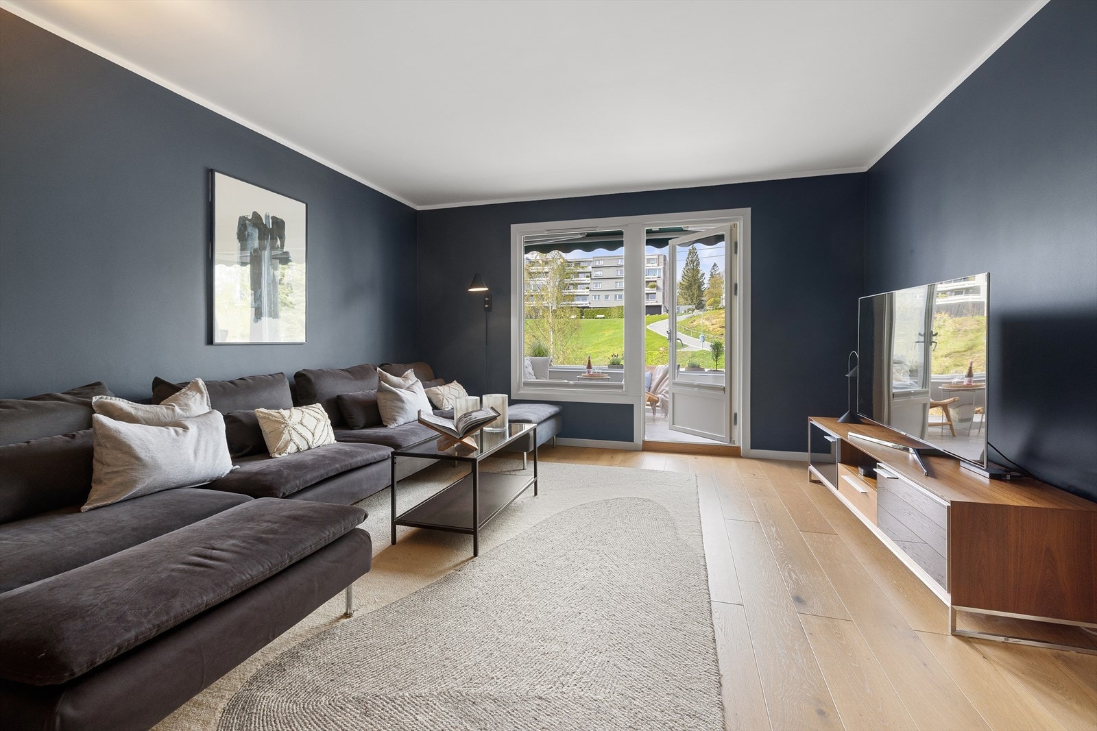 Stuen i 5.etasje er et flott ekstra oppholdsrom, og perfekt som TV-stue, hjemmekontor e.l. Galleribilde