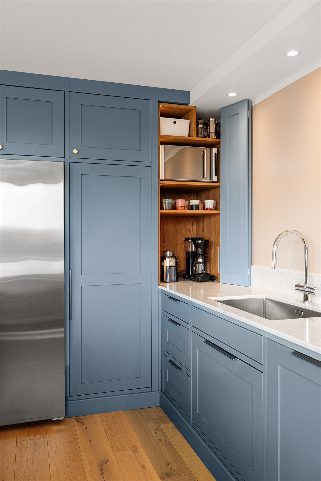 Kjøkkenet har rikelig med både skap- skuffer og benkeplass, og har mange gode og praktiske innredningsløsninger Galleribilde