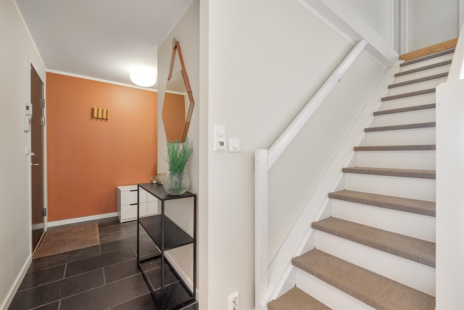 Flott trapp med lyddempende og behagelig teppe i trinnene Galleribilde