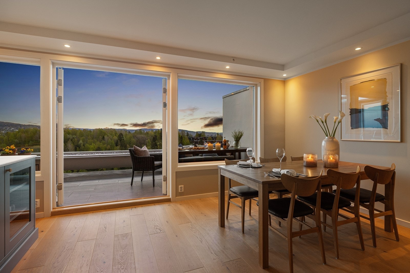 Varmefolie i gulv gir lun og god varme. Downlights i himling Galleribilde