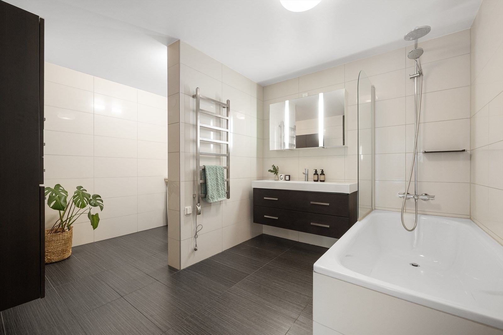 Meget stort og innholdsrikt bad, med egen vaskeromsavdeling Galleribilde