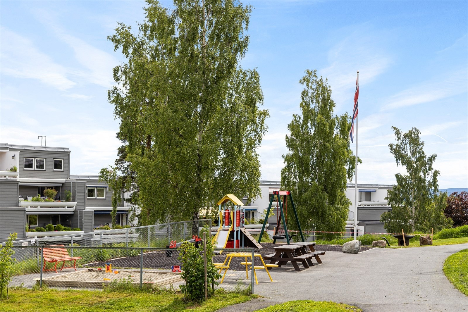 Flotte fellesområder i sameiet, med gressletter, lekeplasser, ballplass m.m. Galleribilde