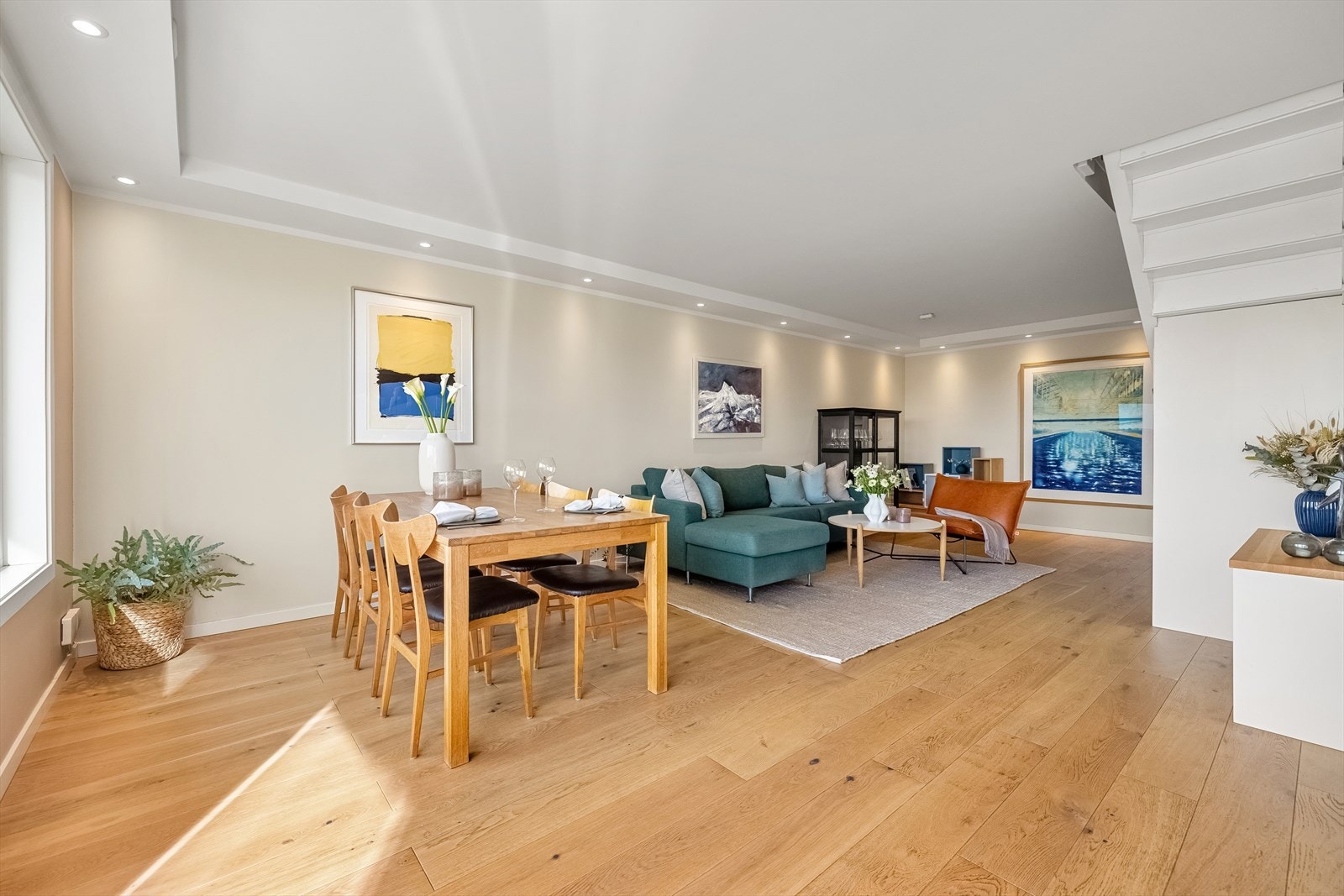 Meget lys og fin stue med god plass til både spisebord, sofagruppe, skjenk m.m. Galleribilde