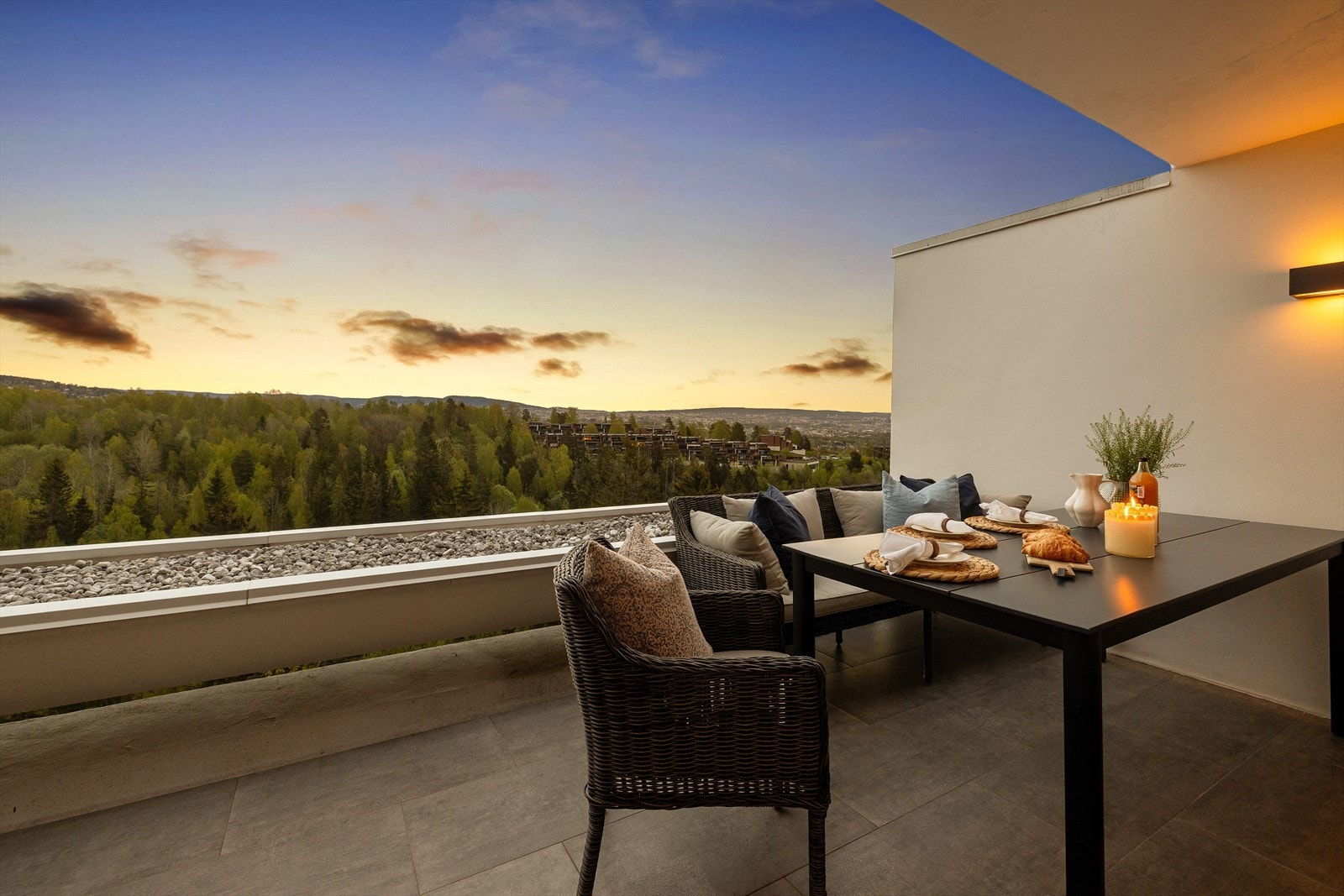 Terrassen har rikelig med plass til utemøblement som spisebord, grill m.m. Galleribilde