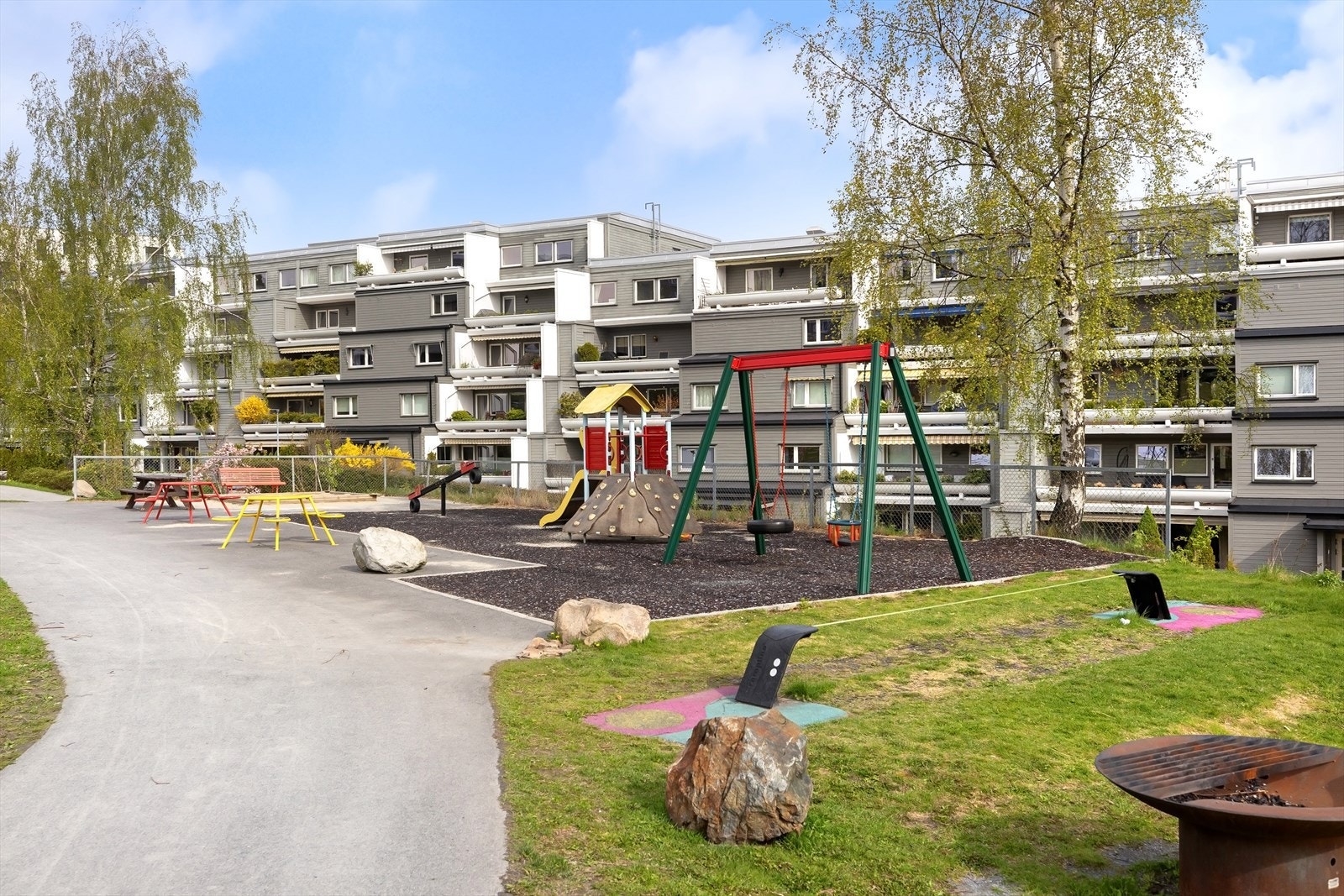 Her har du muligheten til å bo med kort avstand til "alt" du trenger i hverdagen, samtidig som det er umiddelbar nærhet til flere flotte turområder! Galleribilde