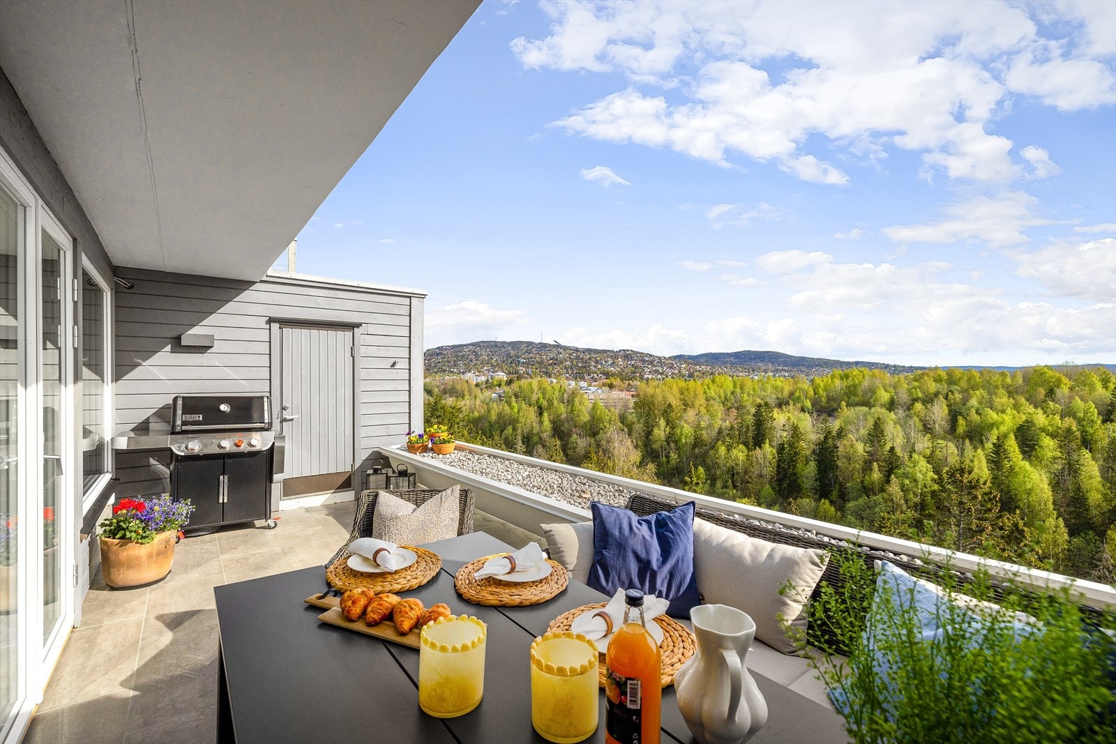 Skjermet og usjenert terrasse på ca. 14 kvm., med utgang via doble dører fra spisestuen Galleribilde