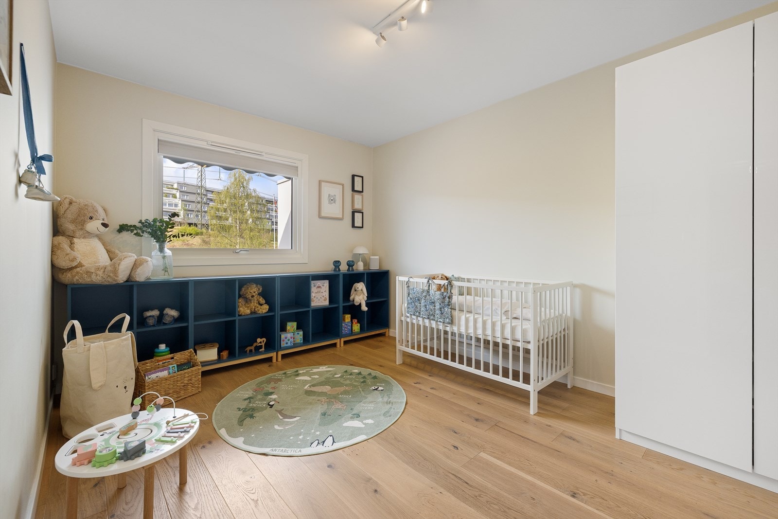 Soverom 2 er også av meget god størrelse, og har plass til seng, kommode, skrivebord e.l. Galleribilde