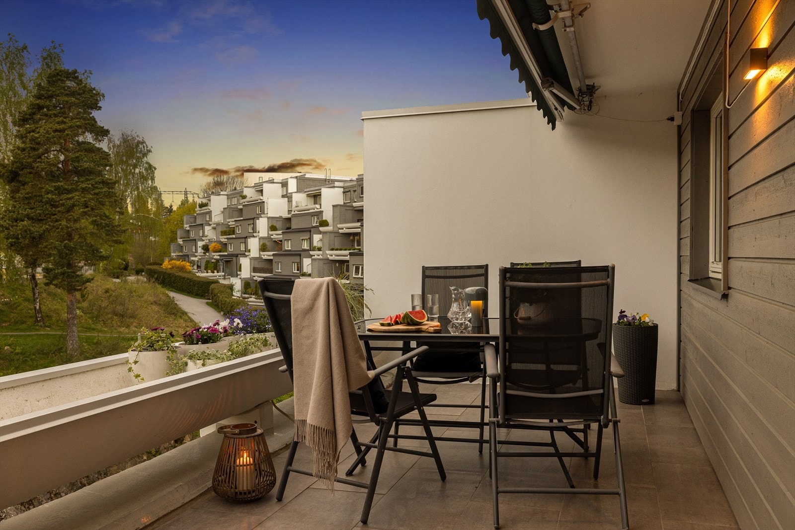 God plass til spisebord, sofagruppe e.l. også på denne terrassen Galleribilde