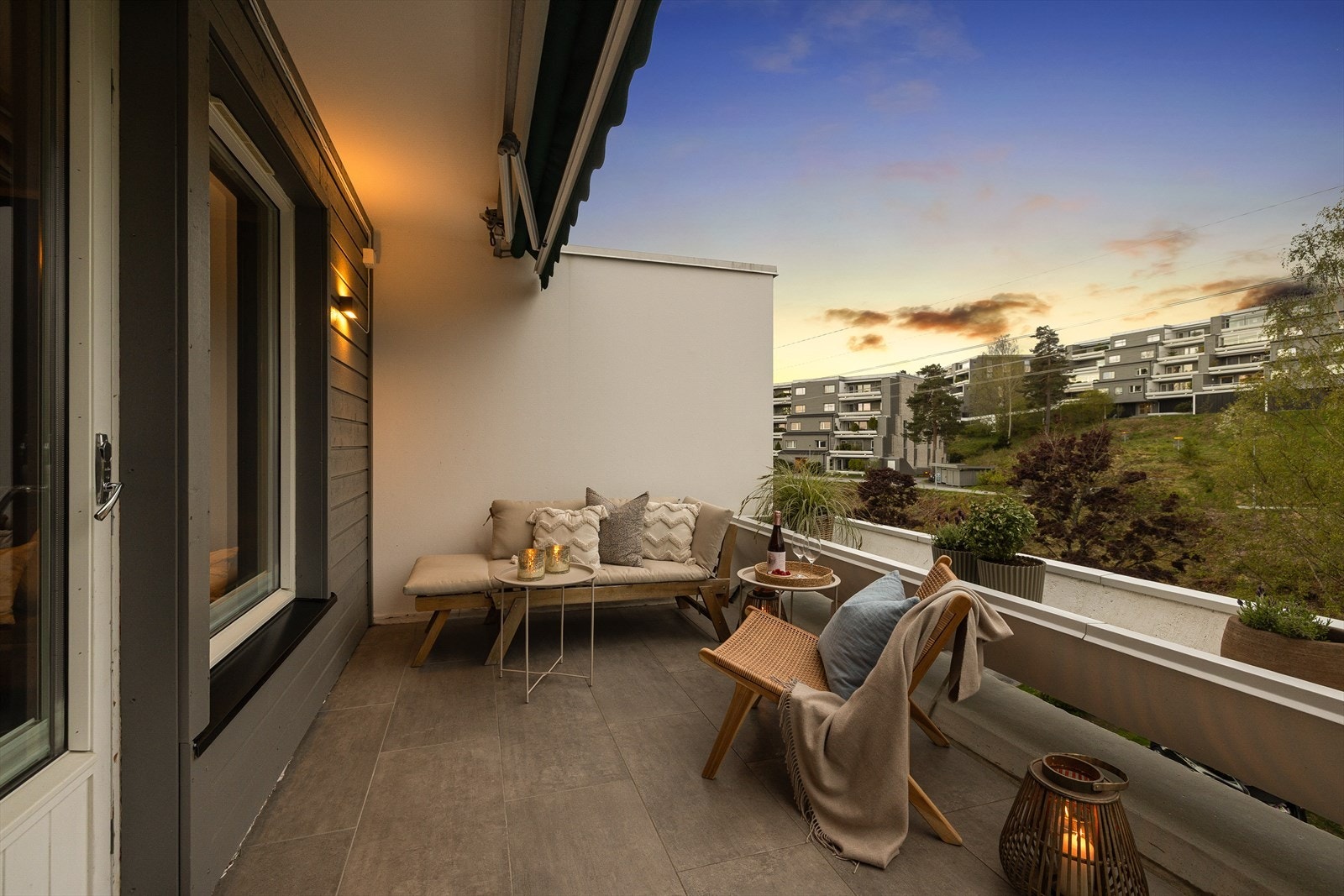 Begge terrasser har store blomsterkasser som gir rom for beplantning Galleribilde