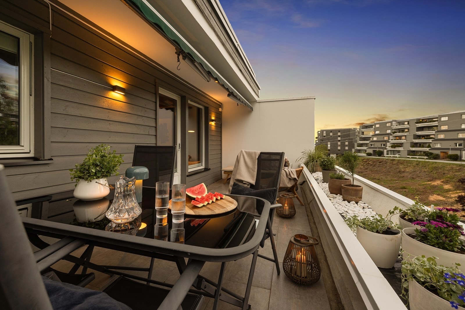 Sol fra tidlig dag til sen kveld. Markise for god solskjerming Galleribilde