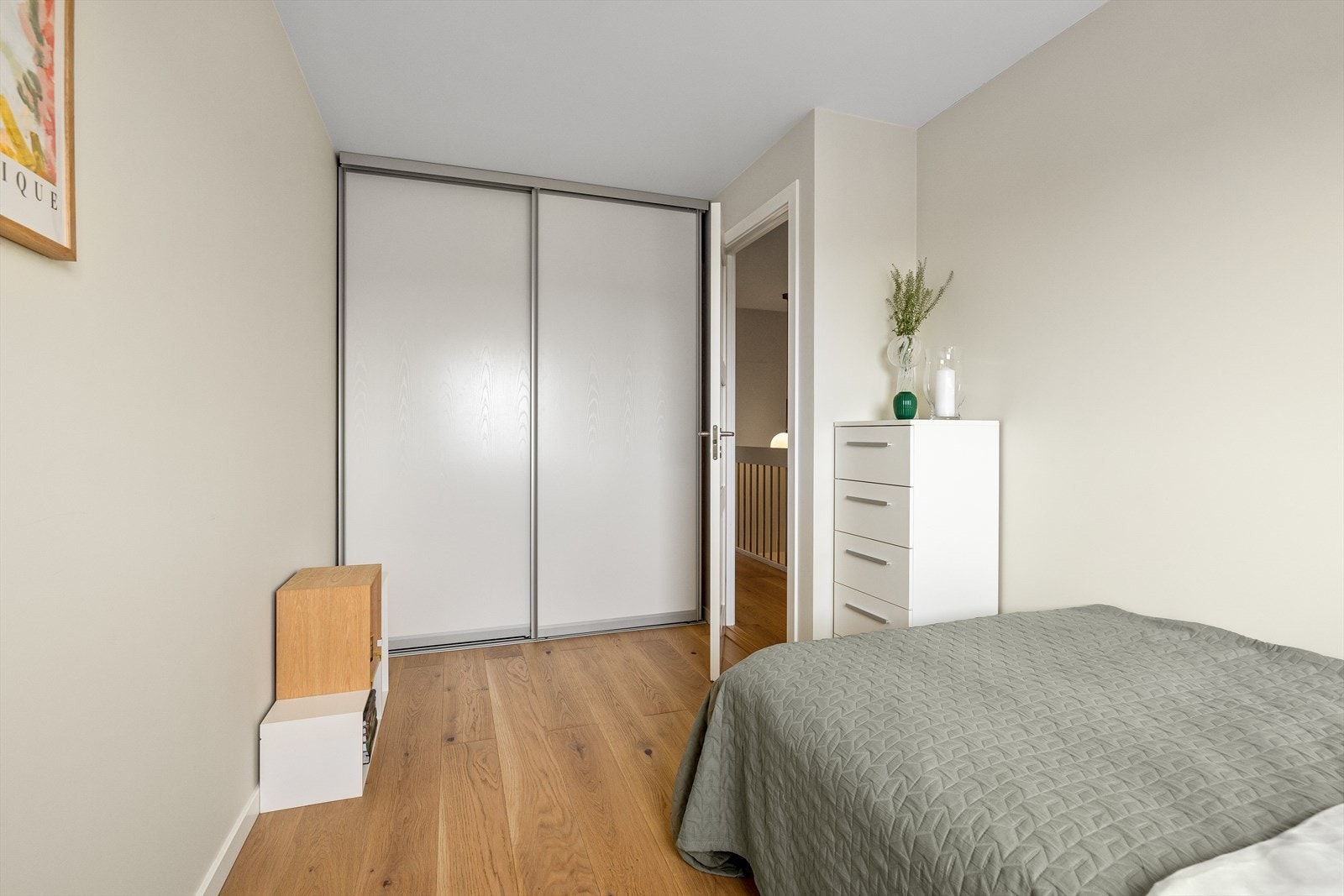 Soverom 3 er innredet med stor skyvedørsgarderobe Galleribilde