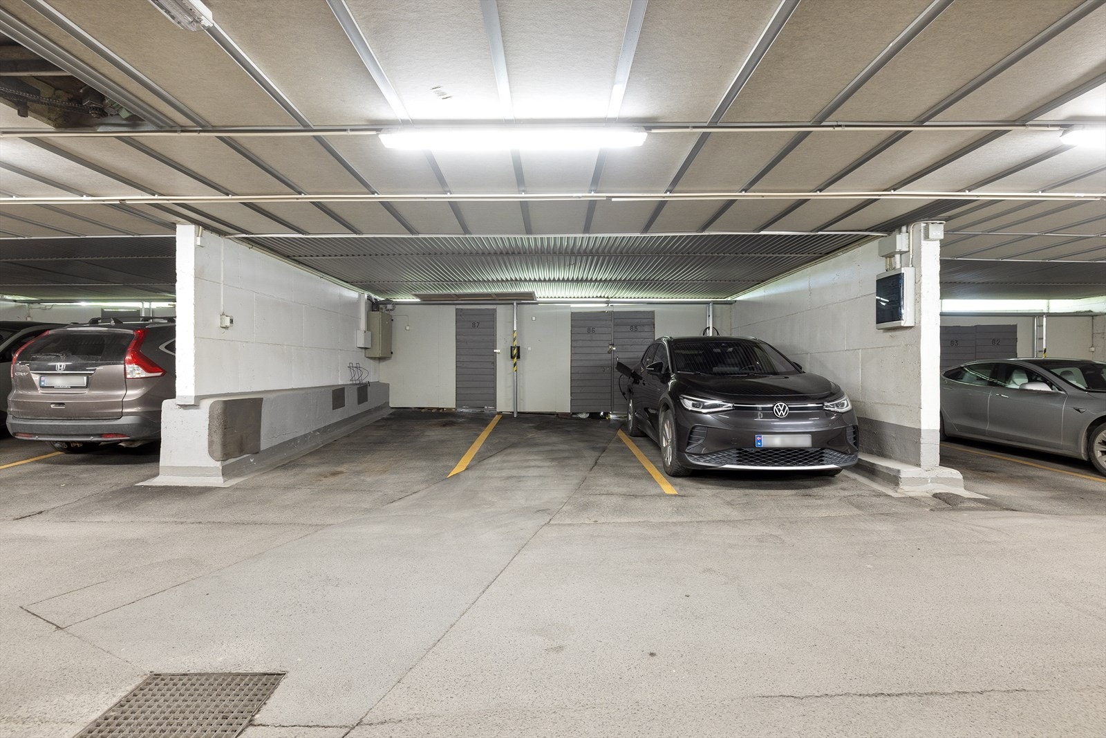 Parkering i garasjeanlegg. Det medfølger én plass, med bod i bakkant. Mulighet for å installere elbillader Galleribilde